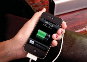Thay pin iphone 4, 4S chính hãng giá rẻ tại Hà Nội 3 Thay pin iphone tại Hà Nội lấy ngay