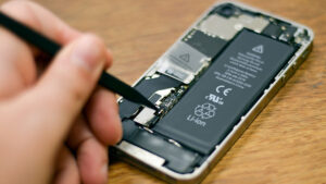 Thay pin iphone 5, 5S, 5C, 5SE giá rẻ lấy ngay tại Hà Nội 3 Tìm hiểu quá trình thay pin iphone 5S lấy ngay